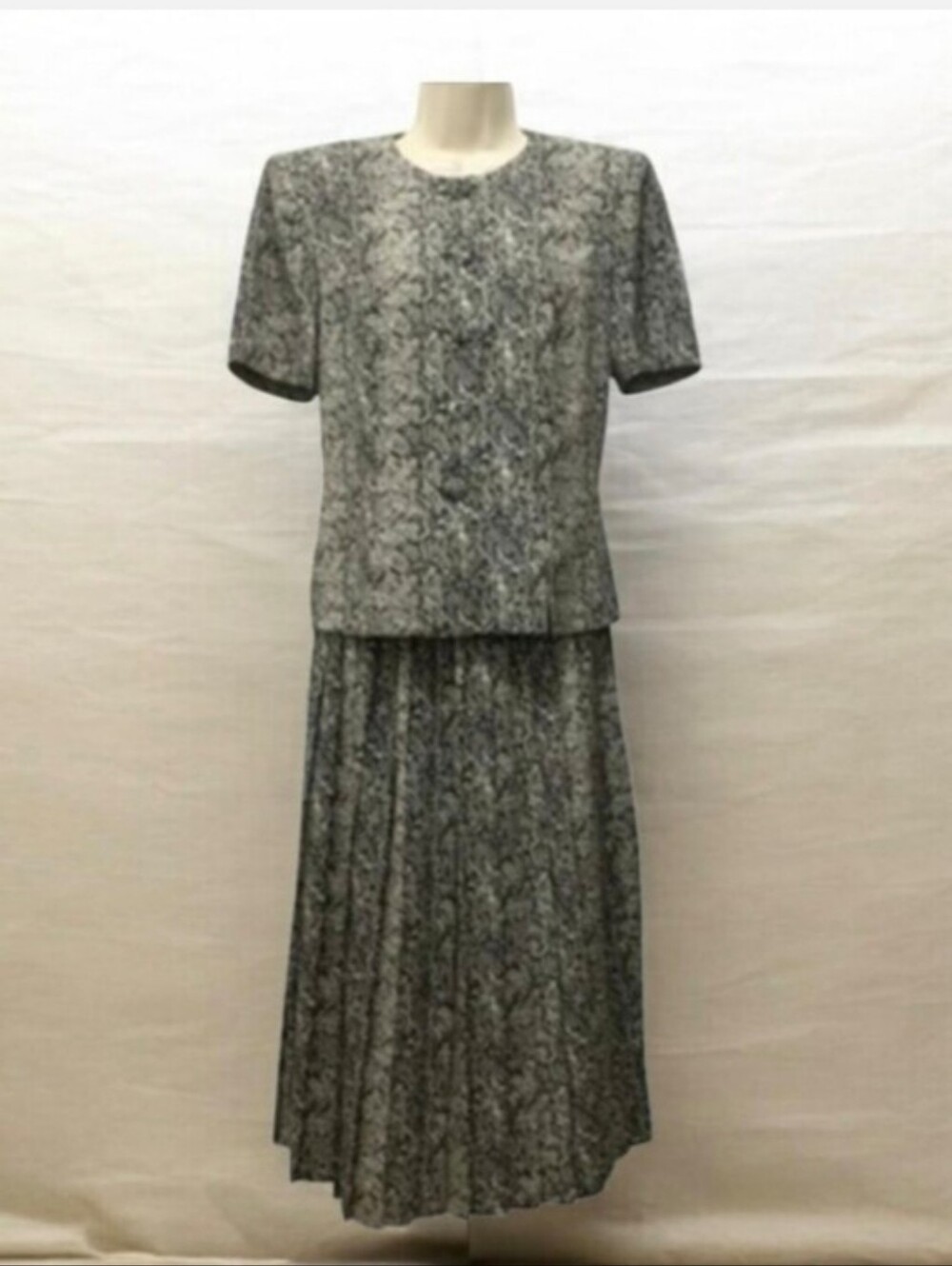 Pleated Floral Midi Skirt in Gray